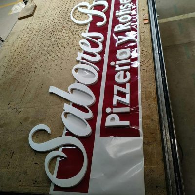Carteles y productos publicitarios. – 2