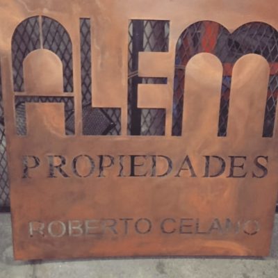 Carteles y productos publicitarios. – 3